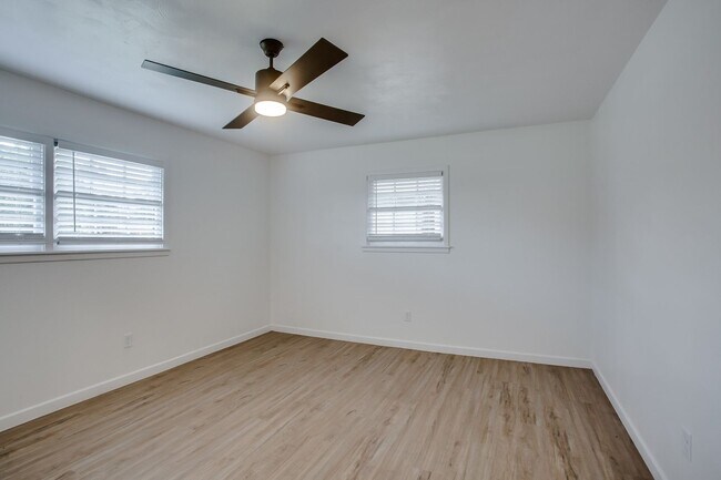 Building Photo - Pre Leasing for Fall 2026! 4/3 in Medical District