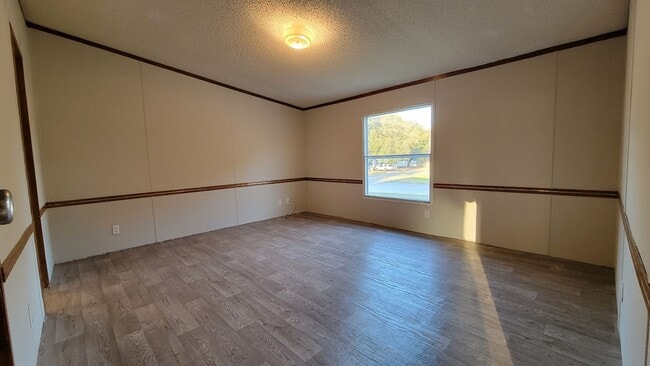 Building Photo - Huge 4 bedroom 2 bath home in a great family neighborhood.
