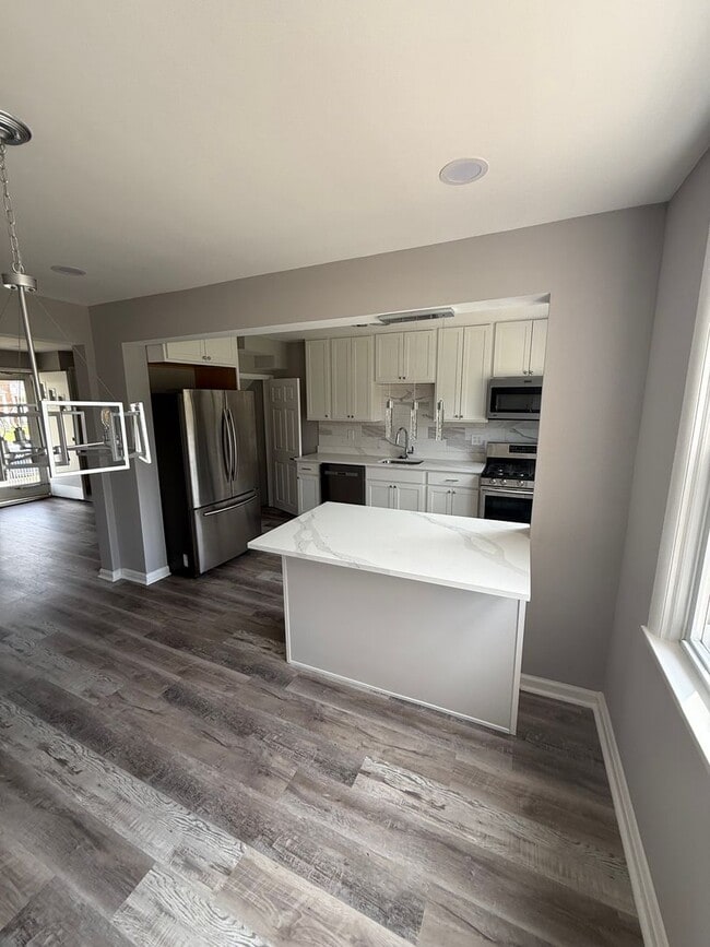 Building Photo - Updated Glen Oaks Townhome with Finished B...