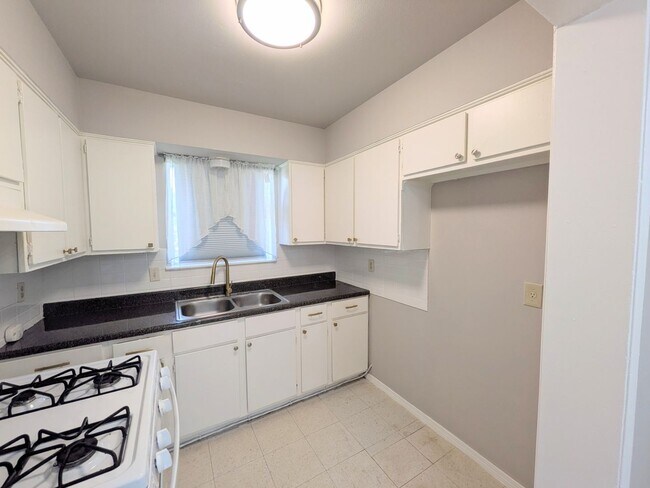 Building Photo - 501/503 Southtrail Dr