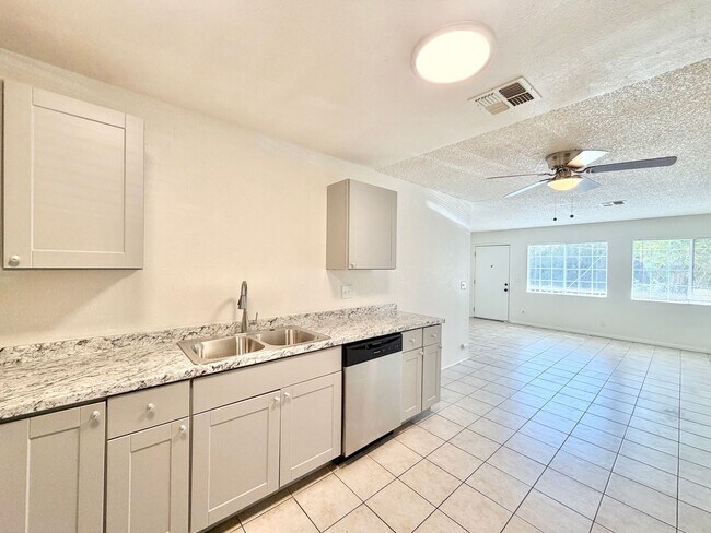 Building Photo - AVAILABLE NOW!! 2 Bedroom 1 Bathroom Apartment in Cathedral City!