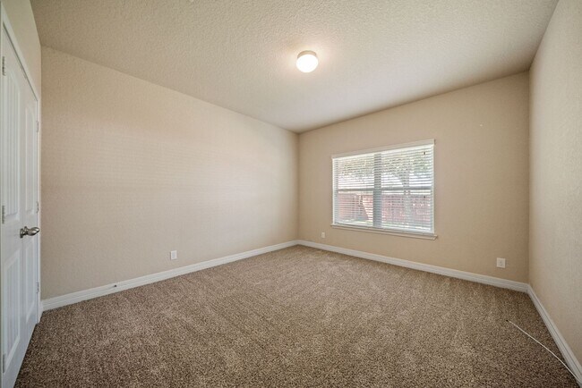 Building Photo - Immaculate Home in the Coveted Fairway Rid...