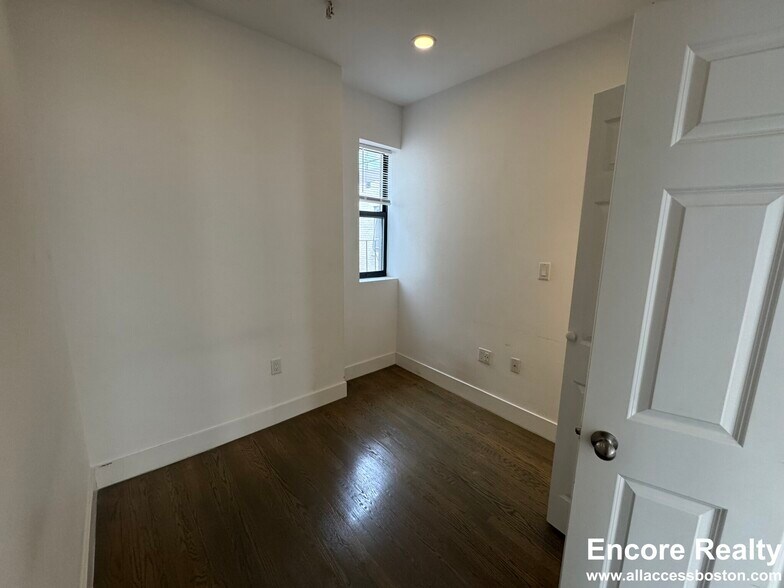 Building Photo - 121 Jersey St