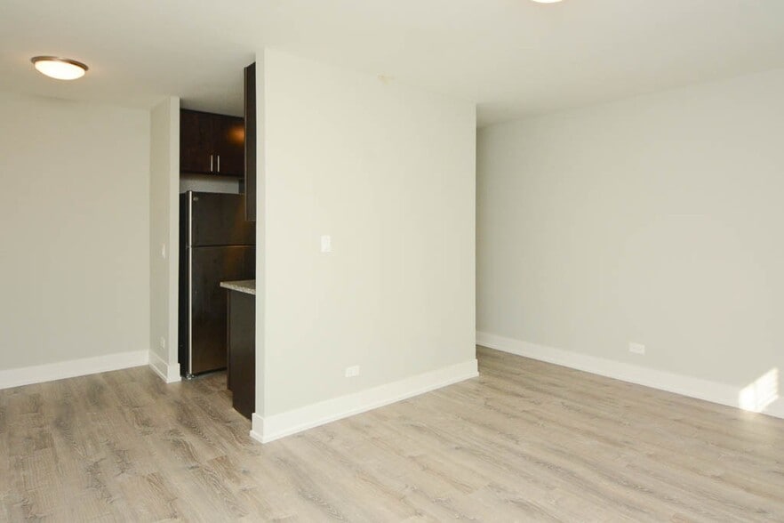 Building Photo - 447 W Surf St