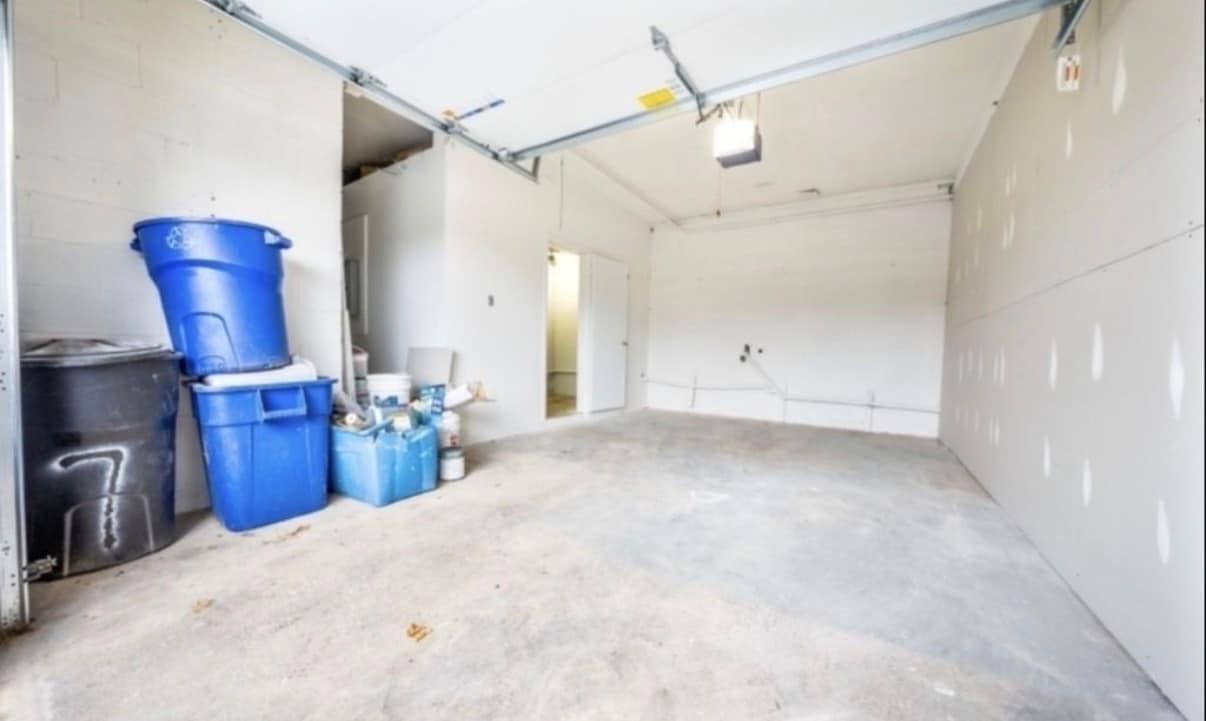 Private Garage - 91 Broad St