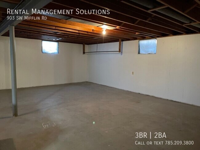 Building Photo - *RETRO KITCHEN & HUGE BASEMENT* 903 SW Mif...