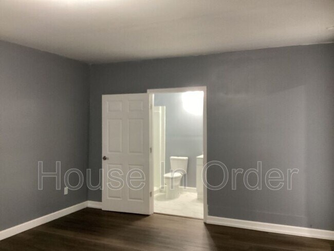 Building Photo - 64 Valentine St