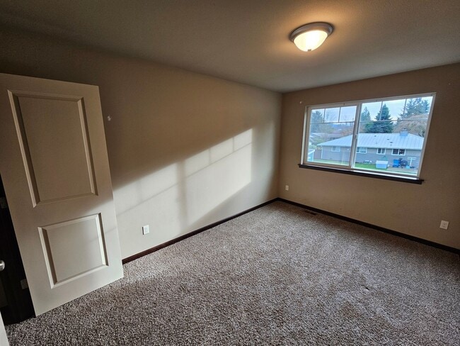 Building Photo - 713 Park Ln