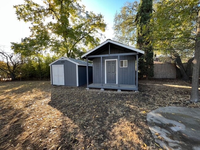 Building Photo - Beauitfully upgrade 3 Bedroom on large lot!