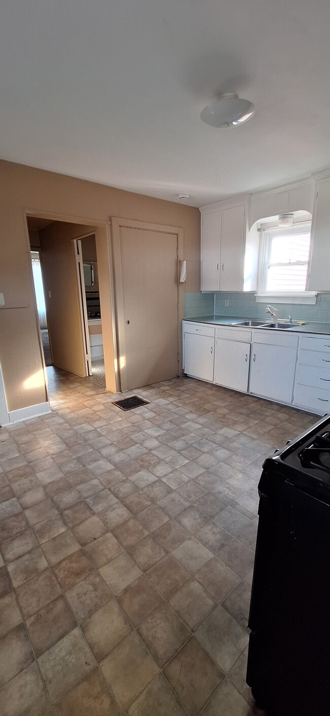 Building Photo - 429 N State St