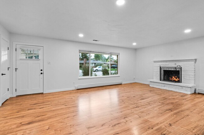 Building Photo - Charming and Renovated 4 Bedroom 2 Bathroo...