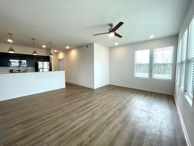Building Photo - Lake Estates