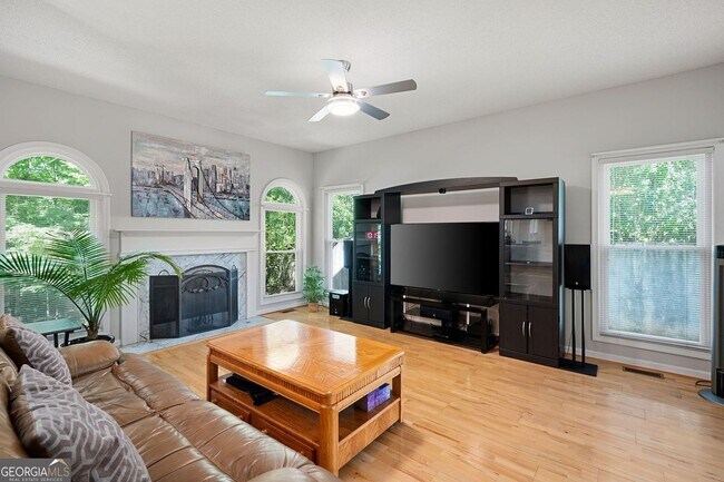 Building Photo - 821 Soaring Dr NE