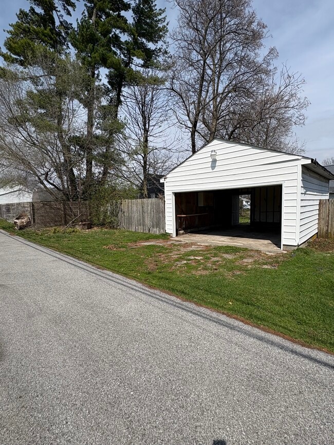 Building Photo - 645 Forest Ave