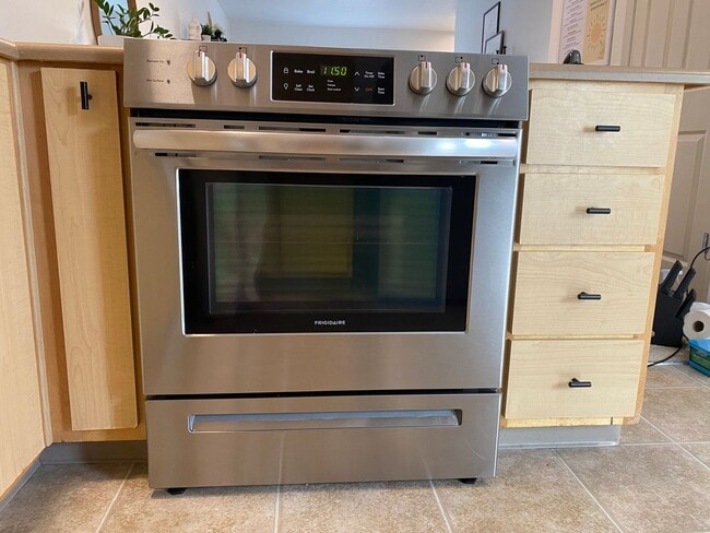 Building Photo - Location Location Location ~2 Bedroom 2.5 ...