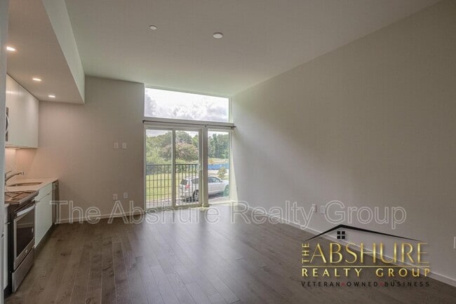 Building Photo - 600 S Duke St