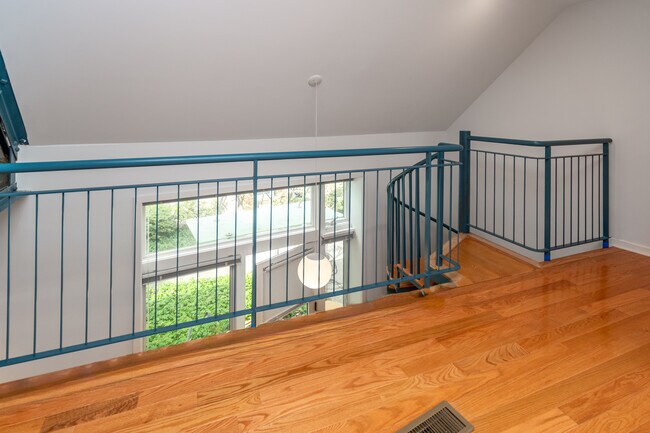 Building Photo - 36 Moore St