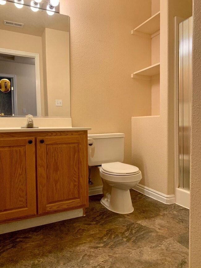 Building Photo - Affordable 2-BR Condo is Centrally Located