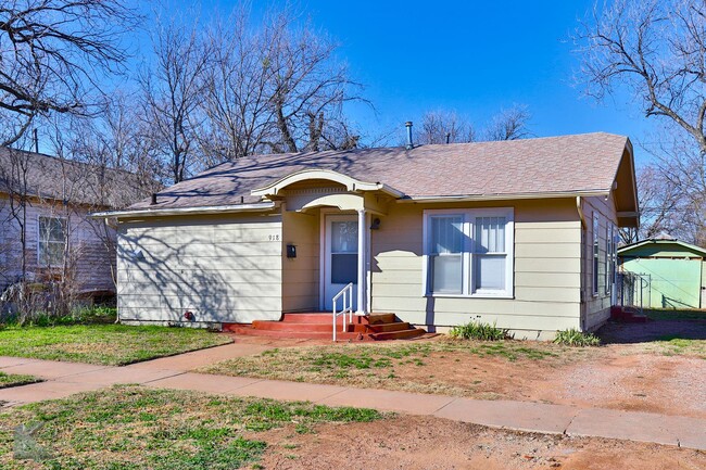 Primary Photo - 2 bedroom 2 bath! NEW PAINT! NEW STOVE!