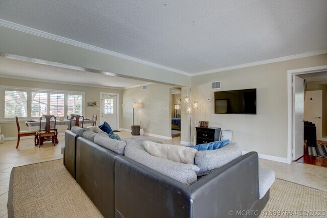 Building Photo - 808 SE 13th Ct