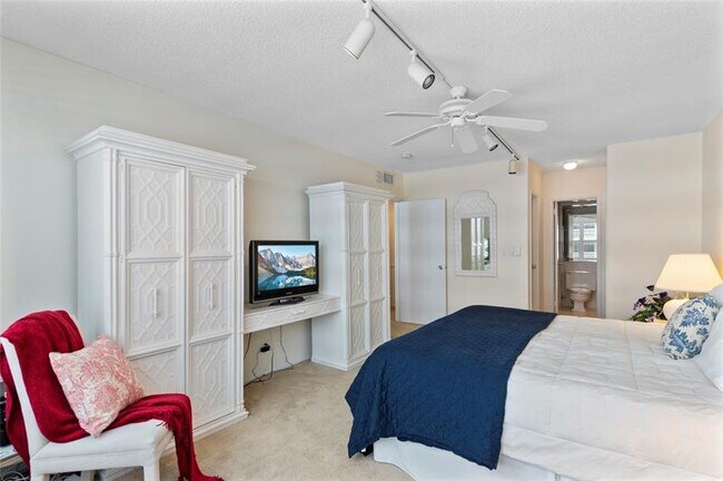 Building Photo - 4010 Galt Ocean Dr