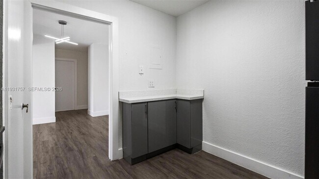 Building Photo - 4158 Inverrary Dr