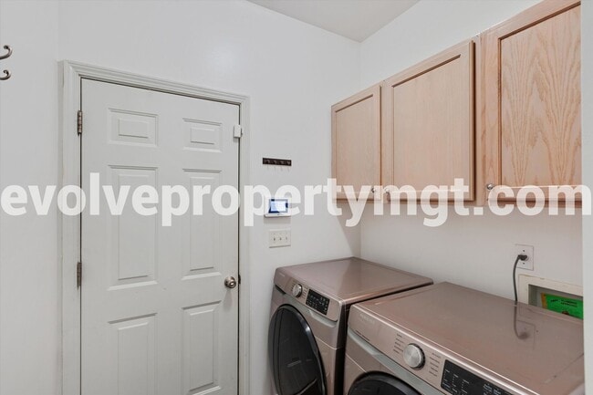 Building Photo - 1250 Island Pl E