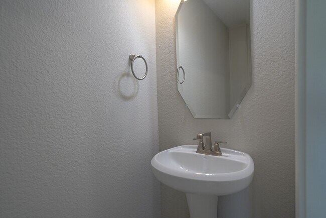 Building Photo - 7818 Lake Commons Dr