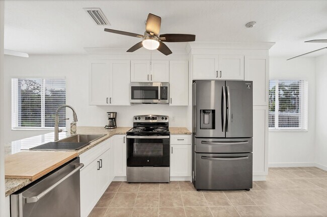 Building Photo - 2124 N Tamiami Trl