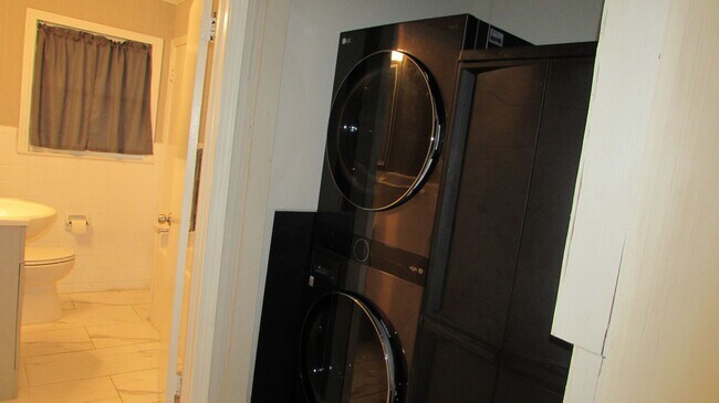 Building Photo - NEWLY REMODELED 3 BEDROOM 2 BATH