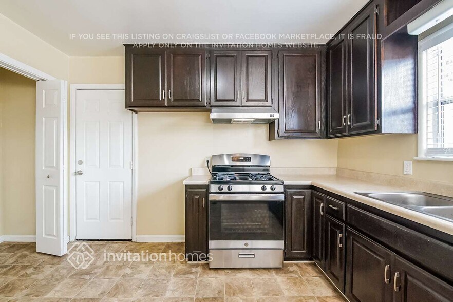 Building Photo - 4703 W 169th St