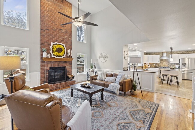 Building Photo - Spacious 6-Bedroom Broadmoor Rental with M...