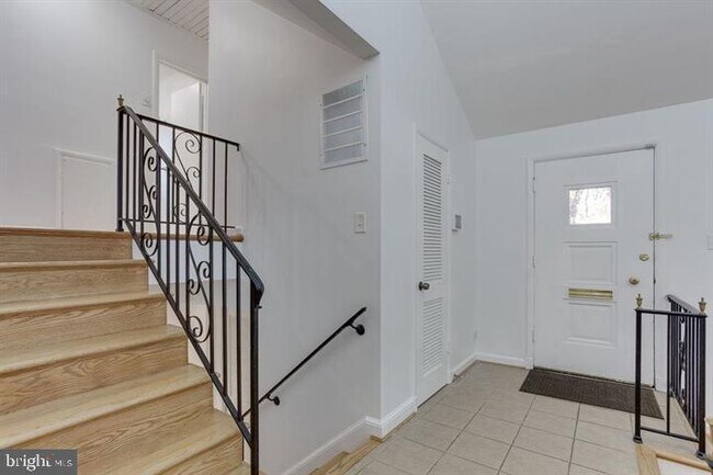 Building Photo - 5400 Greystone St