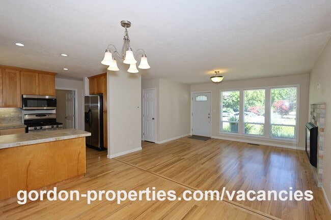 Building Photo - 10851 SE Garrett Dr
