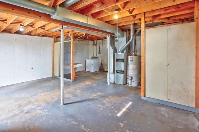 Building Photo - Private & Cozy Duplex In Prime Holland Loc...