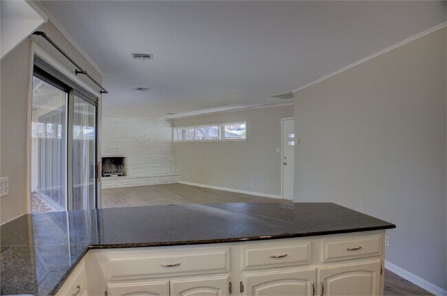 Building Photo - Beautiful Ranch-Style Rental in Marion Gar...