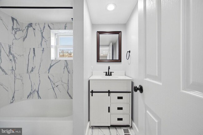 Building Photo - 1015 Riverside Ave