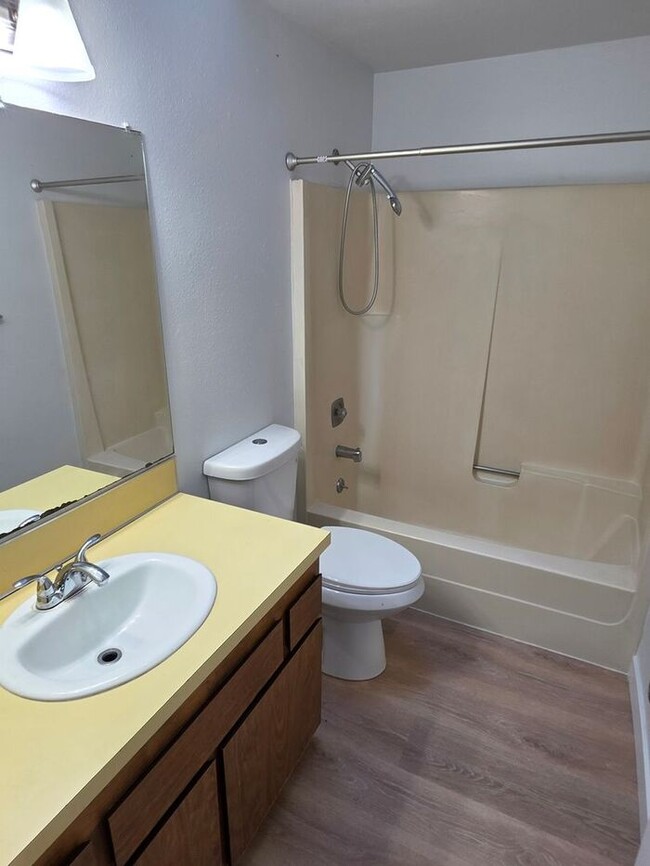 Building Photo - West Olympia 3bdr 1.5bath Townhome w/ garage & parking & addtional office