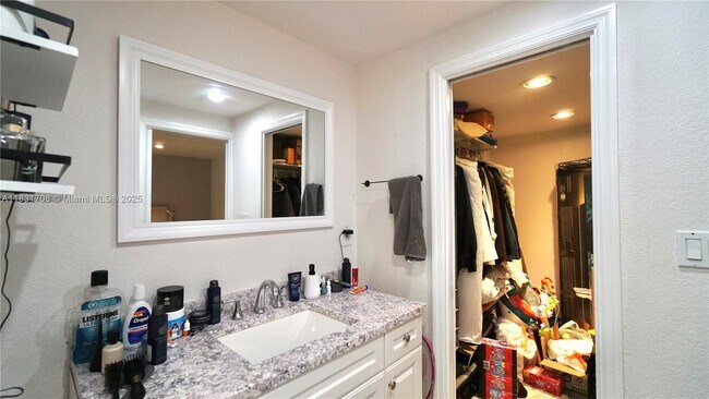 Building Photo - 741 E Coco Plum Cir