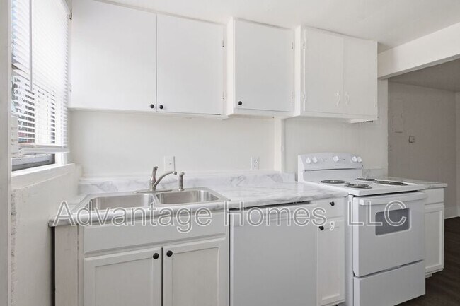 Building Photo - 1015 N Scott Ave