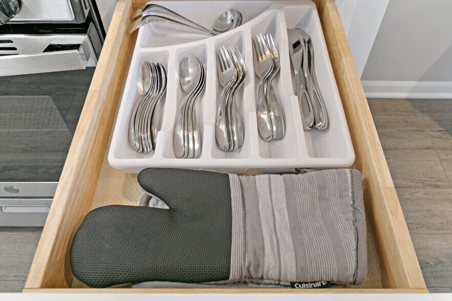 Building Photo - 931 W Glen Flora Ave