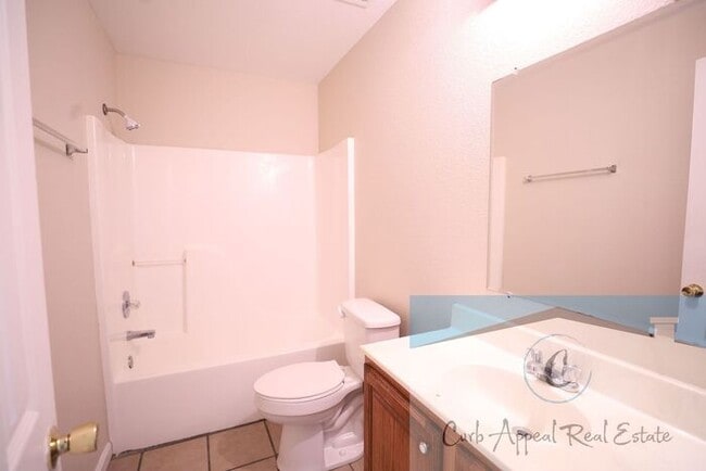 Building Photo - First month move in special $700!! Renovat...