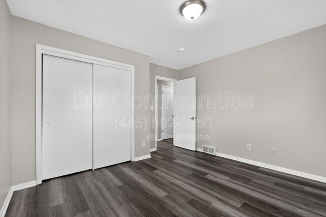 Building Photo - 4835 Almont Dr