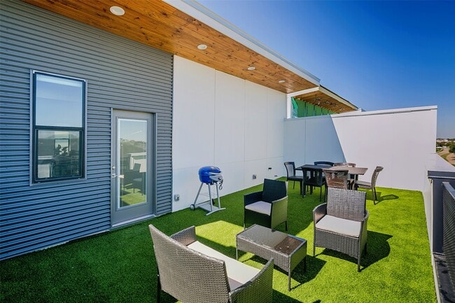 Building Photo - 511 Memorial Heights Dr