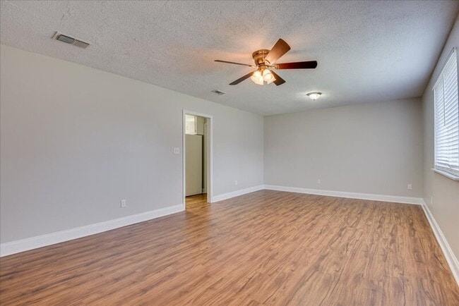 Building Photo - 608 Cedarwood Ct