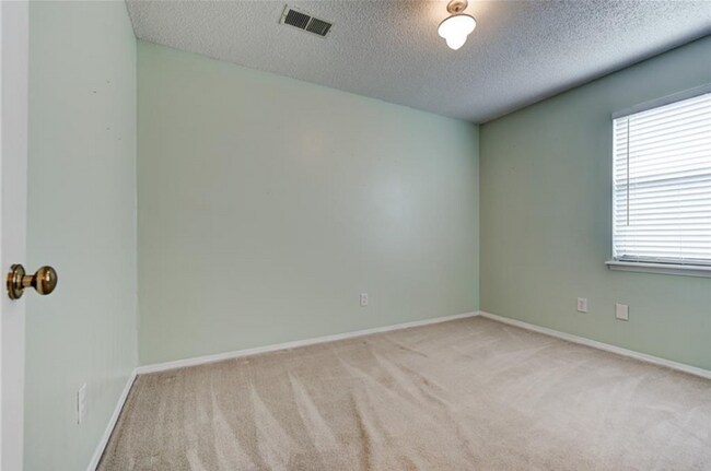 Building Photo - Charming 2-Bedroom, 1-Bathroom Home in Pea...