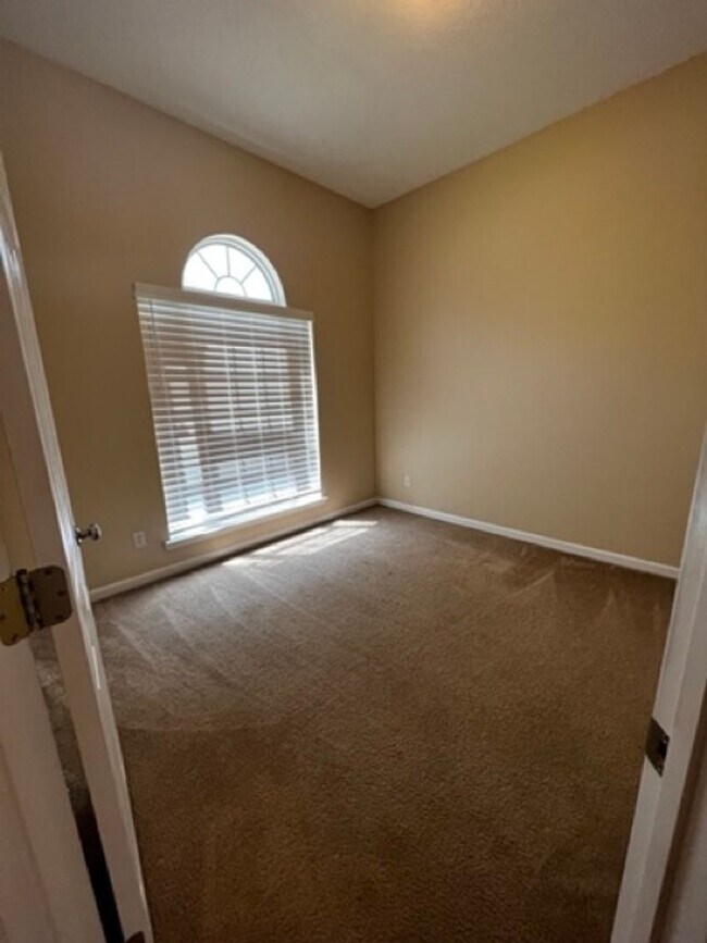 Building Photo - 3 Bedroom 2 Bathroom Home in Hampton Place...