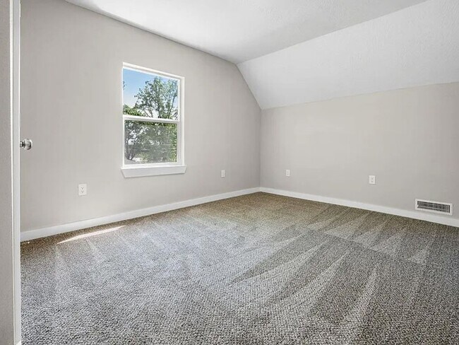 Building Photo - Perfect Family Home in Bolivar