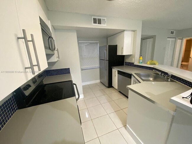 Building Photo - 9999 Summerbreeze Dr