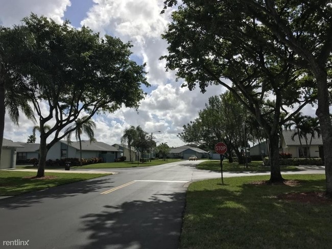 Building Photo - 3 br, 2 bath Townhome - 9087 SW 22nd St Apt A